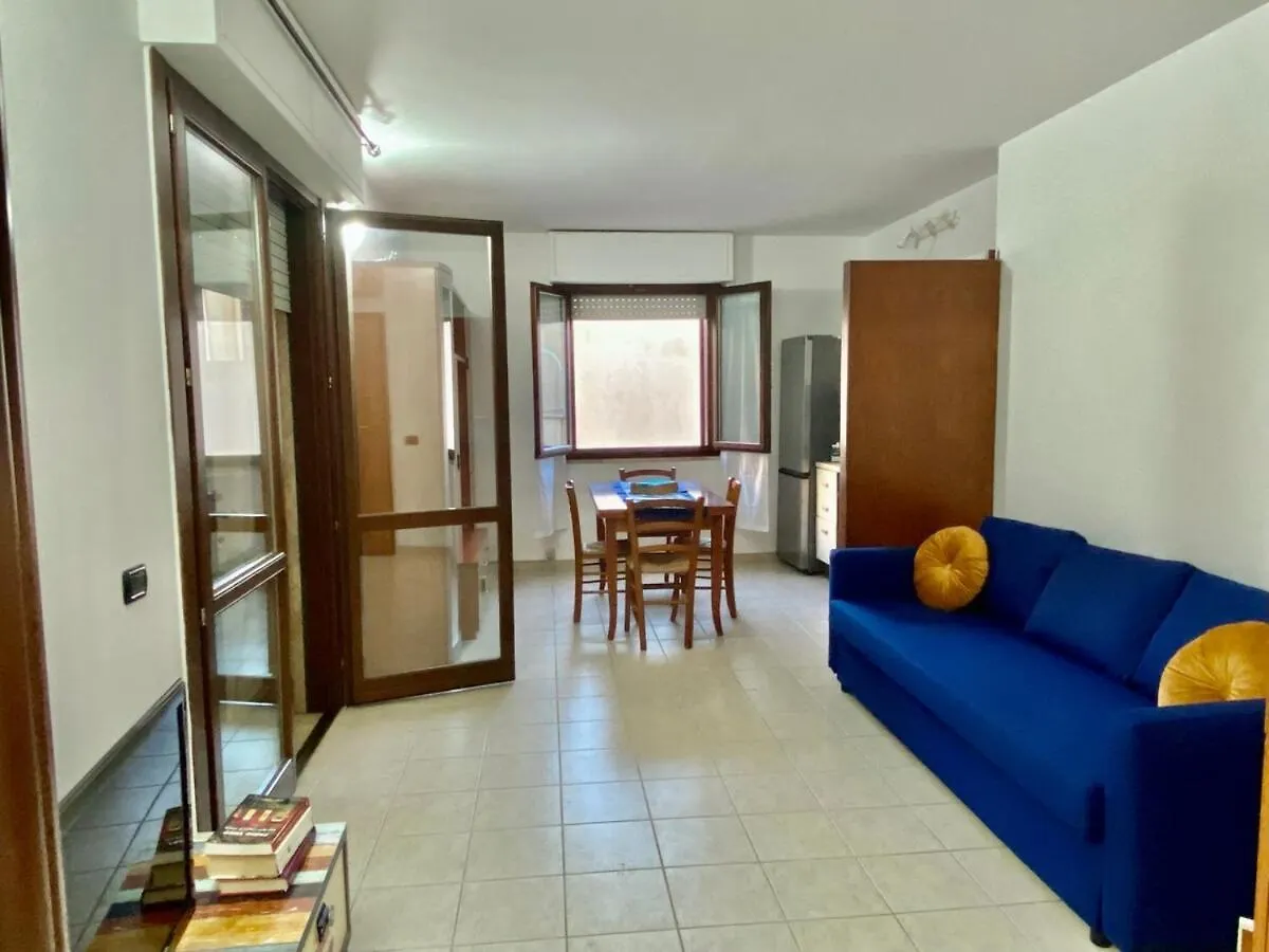 Appartamento In Centro Con Terrazza 夸尔图-圣埃莱娜 0*,  意大利
